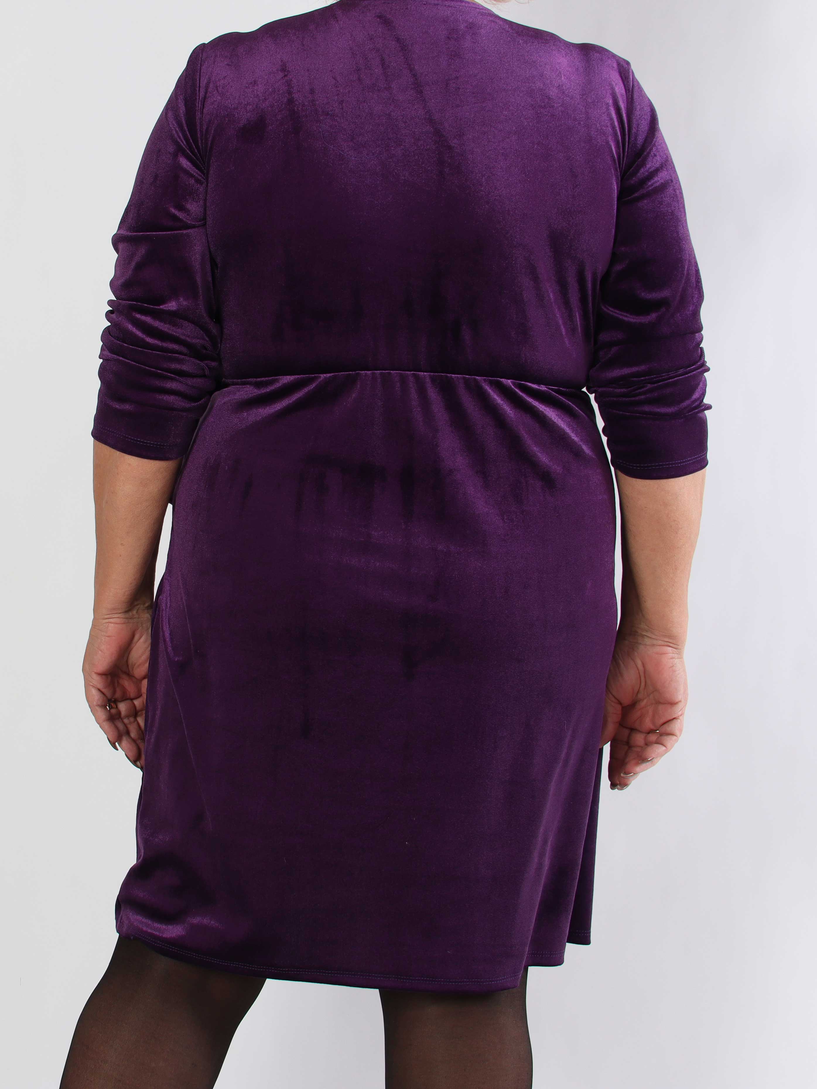 Sinda - Plus size velourkjole med slå-om effekt og spænde